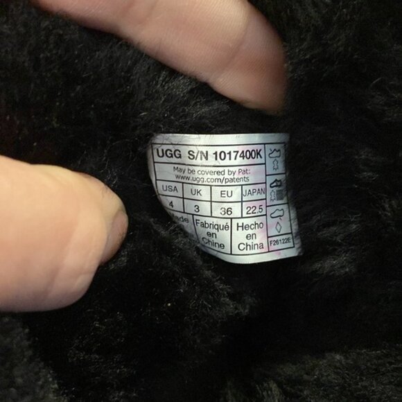 🥳Host Pick 🥳 UGG BAILEY BUTTON II Kids Black Boots (Size 4) - Picture 7 of 12